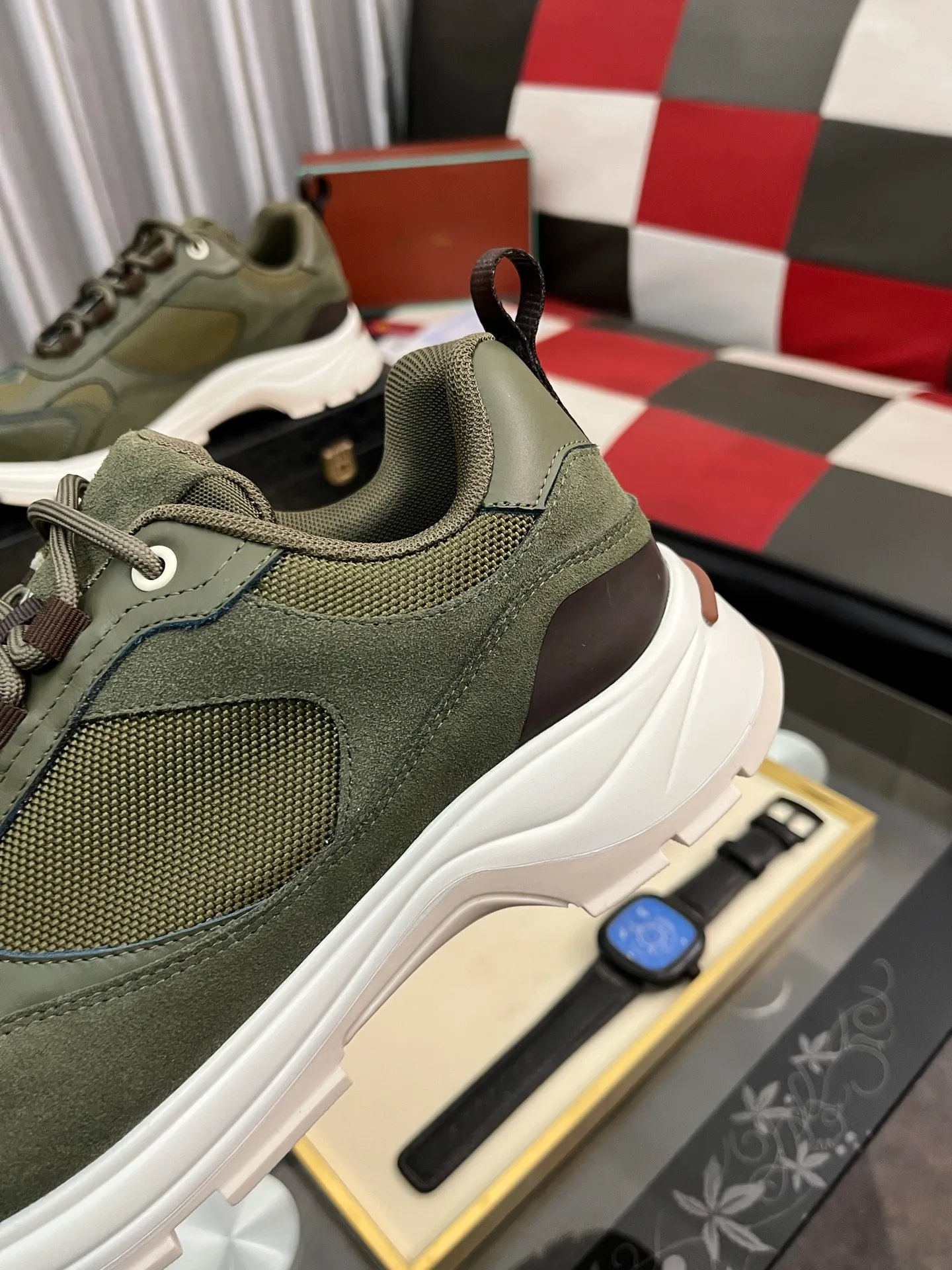 Men's shoes 💰520 ⌚️⌚️ Loro Piana's classic popular lp top version of Pili casual shoes. It turns out that these are the casual shoes that are said to be able to walk 20,000 steps without tiring your feet. This pair has both good looks and feel. You will be completely lost as soon as you step on it ~ The minimalist design is eye-catching and durable, and it is a bonus for dressing. The soft feeling on the feet has outstanding texture, and it is very nice without abrasion on the feet. The soft and waxy soles make it easy to wear for daily use for a long time. Who can resist a pair of versatile and good-looking loafers? Don't be too elegant at all, the feel and texture of the feet are good, the key is to make the legs look longer and not tire the feet, the main thing is that it is just right!        Material: Original cowhide Lining: Original sheepskin Outsole: Original sole Size: 38-44